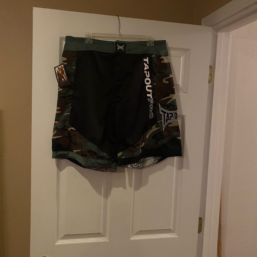 NWT MEN’s TAPOUT camo shorts SZ 34
